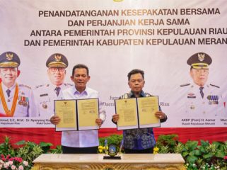 Gubernur Kepulauan Riau Ansar Ahmad dan Bupati Kepulauan Meranti AKBP (Purn) Asmar menunjukkan dokumen Kesepakatan Bersama dan Perjanjian Kerja Sama di Gedung Daerah, Tanjungpinang. (Foto: ist)