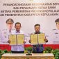 Gubernur Kepulauan Riau Ansar Ahmad dan Bupati Kepulauan Meranti AKBP (Purn) Asmar menunjukkan dokumen Kesepakatan Bersama dan Perjanjian Kerja Sama di Gedung Daerah, Tanjungpinang. (Foto: ist)