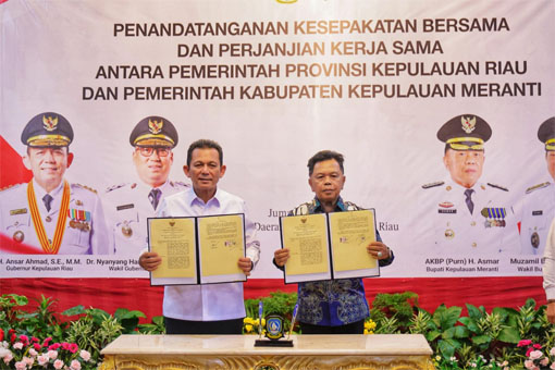 Gubernur Kepulauan Riau Ansar Ahmad dan Bupati Kepulauan Meranti AKBP (Purn) Asmar menunjukkan dokumen Kesepakatan Bersama dan Perjanjian Kerja Sama di Gedung Daerah, Tanjungpinang. (Foto: ist)