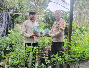 Bhabinkamtibmas Desa Lemang mengunjung petani cabe rawit . (Foto: ist)