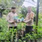 Bhabinkamtibmas Desa Lemang mengunjung petani cabe rawit . (Foto: ist)