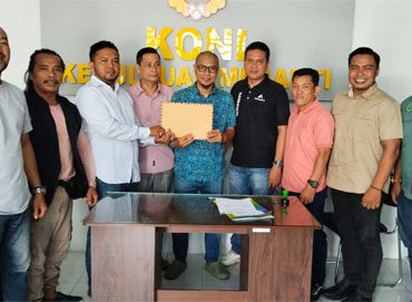 Penyerahkan berkas pencalonannya sebagai bakal calon Ketua KONI periode 2026-2030. (Foto: ist)