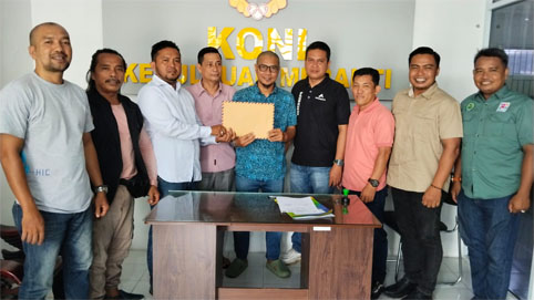 Penyerahkan berkas pencalonannya sebagai bakal calon Ketua KONI periode 2026-2030. (Foto: ist)