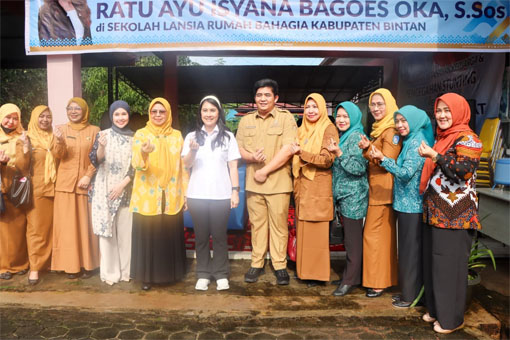 Foto bersama Wakil Menteri Kependudukan dan Pembangunan Keluarga/Wakil Kepala BKKBN, Ratu Ayu Isyana Bagoes Oka lakukan kunjungan kerja ke Kabupaten Bintan. (Foto: ist)