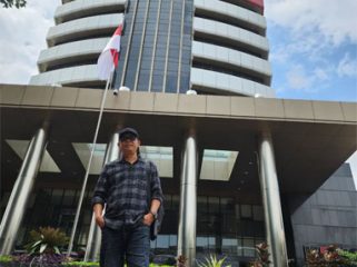 Edi Susanto, Aktivis Anti Korupsi dan Pemerhati Lingkungan Kepri di Depan Kantor KPK. (Foto: ist) 