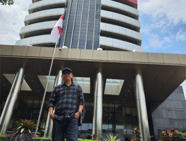 Edi Susanto, Aktivis Anti Korupsi dan Pemerhati Lingkungan Kepri di Depan Kantor KPK. (Foto: ist) 