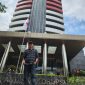 Edi Susanto, Aktivis Anti Korupsi dan Pemerhati Lingkungan Kepri di Depan Kantor KPK. (Foto: ist) 