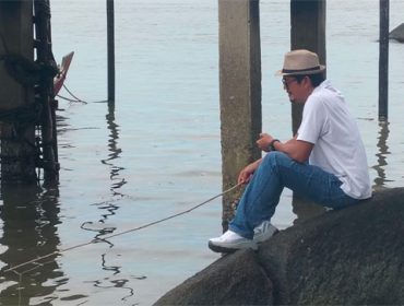 Wakil Ketua I DPRD Karimun H. Satria mengikuti lomba mancing. (Foto: Raja Juraimi)