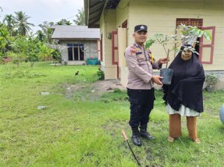 Personel Polsek Rangsang Barat, Polres Kep Meranti laksanakan kegiatan sosialisasi Green Policing dan penyerahan bibit. (Foto: ist)