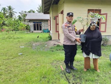 Personel Polsek Rangsang Barat, Polres Kep Meranti laksanakan kegiatan sosialisasi Green Policing dan penyerahan bibit. (Foto: ist)