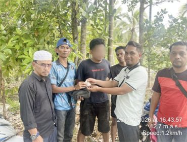 Foto Terduga Pelaku saat Diamankan yang disaksikan Kepala Desa Bina Maju