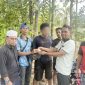 Foto Terduga Pelaku saat Diamankan yang disaksikan Kepala Desa Bina Maju