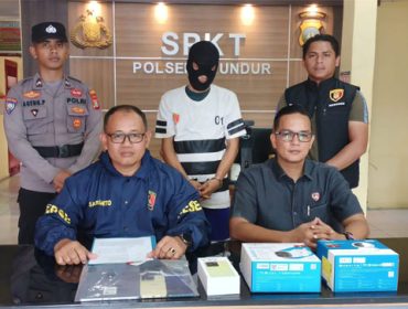 Kapolsek Kundur AKP Sarianto, SH   di dampingi Kanitreskrim, menunjukkan barang bukti dan pelaku. (Foto: ist)
