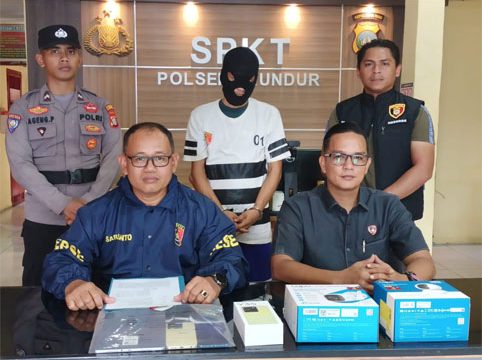 Kapolsek Kundur AKP Sarianto, SH   di dampingi Kanitreskrim, menunjukkan barang bukti dan pelaku. (Foto: ist)