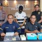 Kapolsek Kundur AKP Sarianto, SH   di dampingi Kanitreskrim, menunjukkan barang bukti dan pelaku. (Foto: ist)