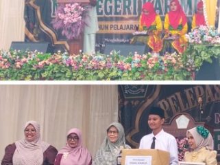 Kepala MTs Negeri Karimun, Ketua Panitia dan Komite menerima infaq dari Wali Murid kelas IX untuk Mushola MTs. (Foto: Raja J)