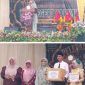 Kepala MTs Negeri Karimun, Ketua Panitia dan Komite menerima infaq dari Wali Murid kelas IX untuk Mushola MTs. (Foto: Raja J)
