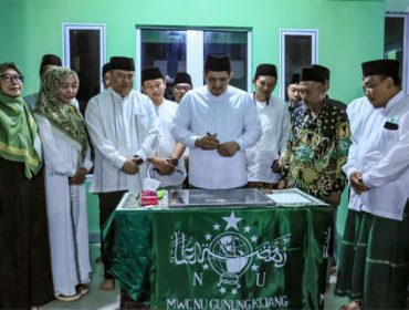 Bupati Bintan, Roby Kurniawan, meresmikan Kantor Majelis Wakil Cabang Nahdlatul Ulama (MWC-NU) Kecamatan Gunung Kijang. (Foto: Diskominfo Bintan)
