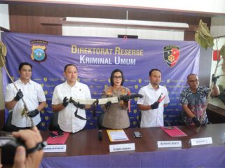 Konferensi pers perusakan terhadap ratusan pohon jati emas di sepanjang Jalan Jenderal Sudirman, Kota Batam. (Foto: Humas Polda Kepri)