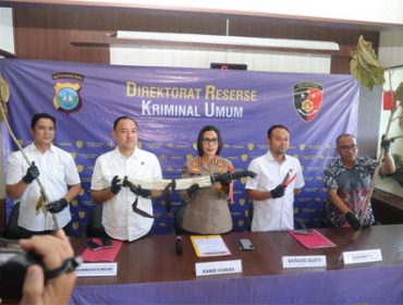 Konferensi pers perusakan terhadap ratusan pohon jati emas di sepanjang Jalan Jenderal Sudirman, Kota Batam. (Foto: Humas Polda Kepri)