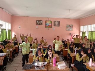 Dosen FIB Unilak melaksanakan pengabdian kepada masyarakat di SMA N 10 Pekanbaru 