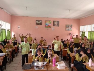Dosen FIB Unilak melaksanakan pengabdian kepada masyarakat di SMA N 10 Pekanbaru 