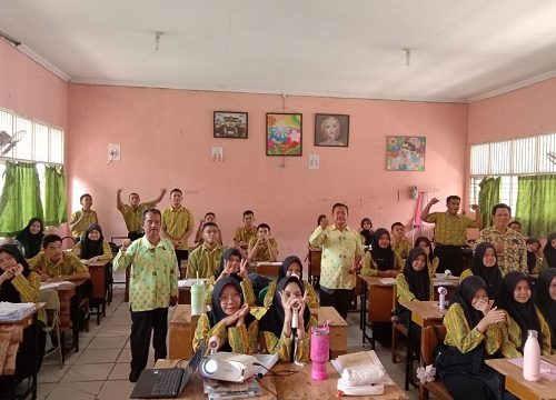 Dosen FIB Unilak melaksanakan pengabdian kepada masyarakat di SMA N 10 Pekanbaru 
