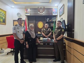 Foto Kejari Kepulauan Meranti terima pembayaran uang pengganti kerugian negara. (Foto: ist)