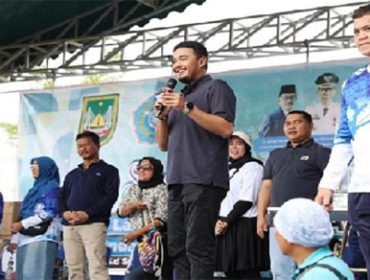 Randi Zulmariadi ketika memberi kata sambutan dalam suatu kesempatan, sepanggung dengan ayahnya, Muhammad Rudi. (Foto: dok)