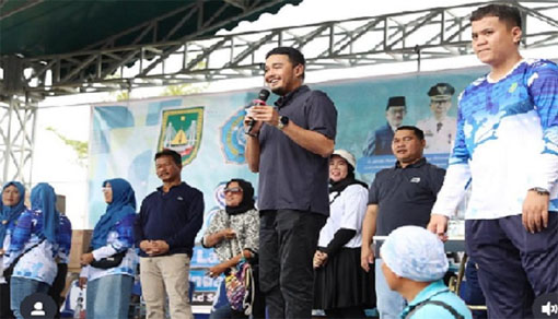 Randi Zulmariadi ketika memberi kata sambutan dalam suatu kesempatan, sepanggung dengan ayahnya, Muhammad Rudi. (Foto: dok)