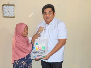 Bupati Bintan Roby Kurniawan serahkan paket bantuan pada peringati HLUN ke-30 Tahun 2026. (Foto: ist)