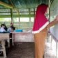  Guru sedang mengajar di ruang kelas bocor saat hujan turun. (Foto: ist)