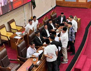 Rapat Paripurna dengan seluruh fraksi berkumpul setujui Pembahasan Perubahan Ranperda Persampahan. (Foto: ist)
