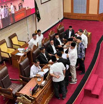 Rapat Paripurna dengan seluruh fraksi berkumpul setujui Pembahasan Perubahan Ranperda Persampahan. (Foto: ist)