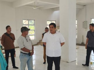 Bupati Bintan, Roby Kurniawan melakukan site visit atau pembangunan Masjid Nurul Hasanah. (Foto: ist)