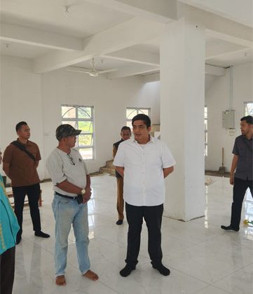 Bupati Bintan, Roby Kurniawan melakukan site visit atau pembangunan Masjid Nurul Hasanah. (Foto: ist)