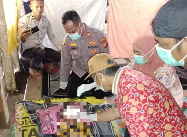 Foto saat Kapolsek Merbau dan Tenaga Medis Cek Jenazah 