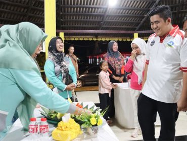 Bupati Bintan, Roby Kurniawan melihat langsung hasil kreasi tumpeng dari para peserta. (Foto: ist)
