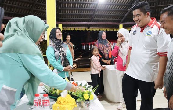 Bupati Bintan, Roby Kurniawan melihat langsung hasil kreasi tumpeng dari para peserta. (Foto: ist)