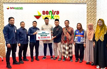 UPZ BRK Syariah salurkan bantuan sosial kepada masyarakat. (Foto: BRKS) 