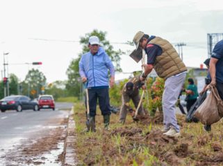 Gubernur Kepulauan Riau Ansar Ahmad laksanakan Kamis Gotong Royong di Jalan Raya Dompak. 