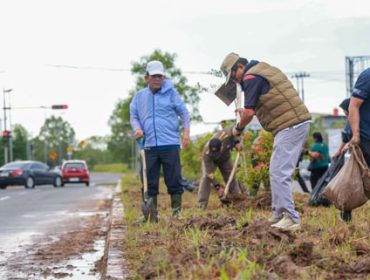 Gubernur Kepulauan Riau Ansar Ahmad laksanakan Kamis Gotong Royong di Jalan Raya Dompak. 