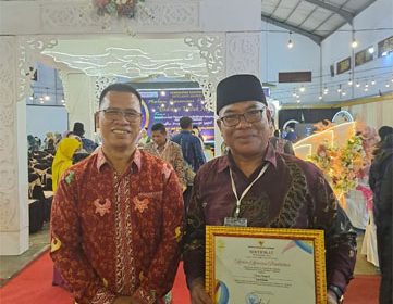  Kepala Desa Impol, Yurnalis, berfoto dengan Bupati Anambas, Aneng. (Foto: ist)