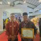  Kepala Desa Impol, Yurnalis, berfoto dengan Bupati Anambas, Aneng. (Foto: ist)