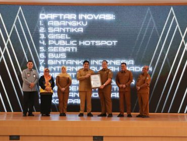 Foto saat pemberian penghargaan kepada OPD di Pemkab Bintan. (Foto: ist)