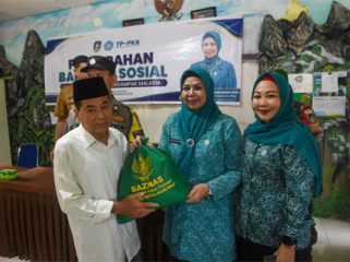 Ketua TP PKK Provinsi Kepulauan Riau, Dewi Kumalasari Ansar, serahbantuan sosial kepada masyarakat terdampak malaria di Kampung Tanjung Sebauk, Kota Tanjungpinang.