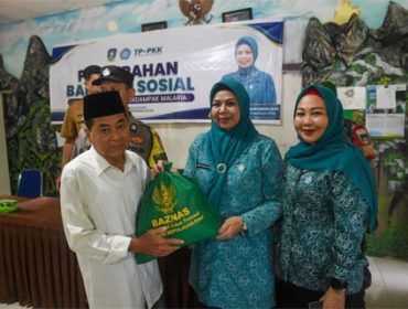 Ketua TP PKK Provinsi Kepulauan Riau, Dewi Kumalasari Ansar, serahbantuan sosial kepada masyarakat terdampak malaria di Kampung Tanjung Sebauk, Kota Tanjungpinang.