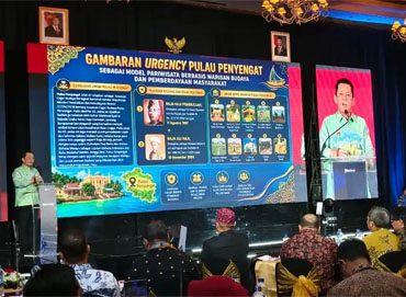 H Ansar Ahmad, Gubernur Kepulauan Riau menyampaikan paparan mengenai Revitalisasi Pulau Penyengat usai menerima Anugerah Daerah Terbaik dalam Pengembangan Ekonomi Berbasis Warisan Budaya pada Cita Loka Fest 2026. (Foto: ist)
