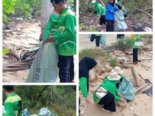 Suasana aksi bersih-bersih pantai di wilayah pesisir Desa Kuala Maras. (Foto: ist)
