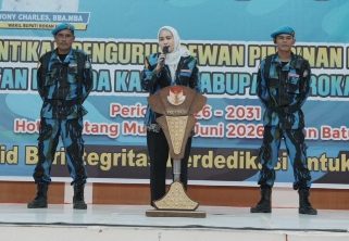 Anggota DPR RI, H. Karmila Sari, saat menyampaikan kata sambutan pada pelantilan DPD IPK Rohil. (Foto: ist)
